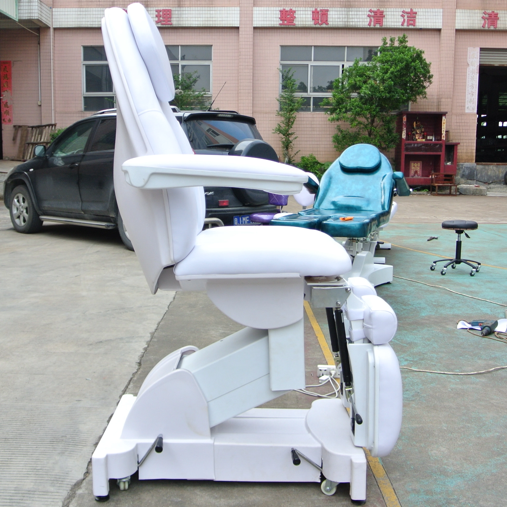 Gas Spring Leg Cosmetology Bed with Three Motor and Tilt Function